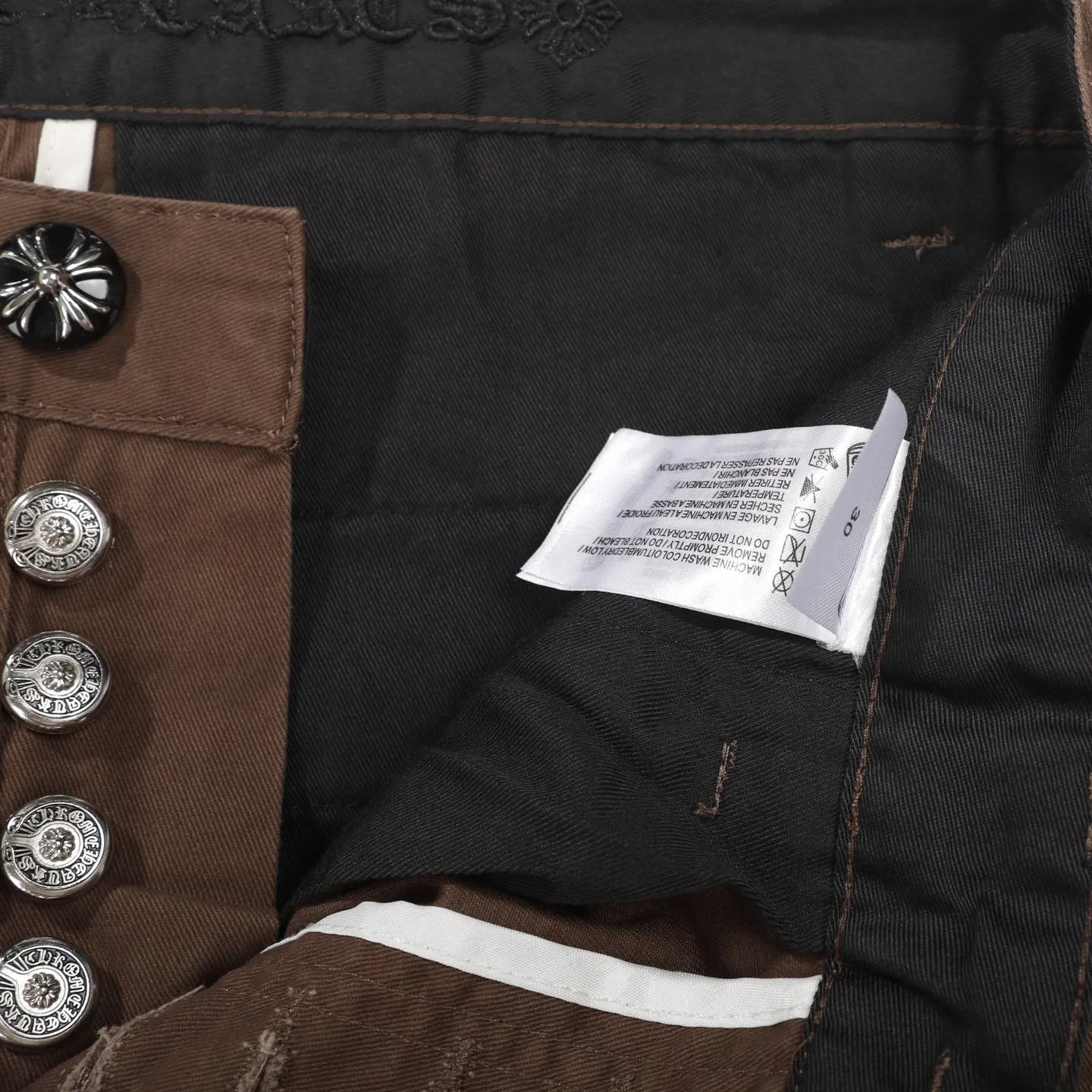 P260 Chrome Hearts/Chrome Hearts leopard print checkerboard horsehair cross patch leather jeans - Full of exploring the ultimate in fashion, Chrome Hearts' new Chrome Hearts pants cleverly integrate camouflage cross, checkerboard horsehair cross and other elements to break the traditional boundaries. The clever fusion of Mattyboy’s same style, overalls and khaki jeans brings endless matching inspiration to fashionistas.  This pair of Croxin overalls not only presents a unique retro style, but also combines comfort and sophistication with its wide-leg, loose design. The mid-high waist design matches a lazy and casual style, which not only makes the legs longer but also maintains a casual feel, it is a must-have fashion choice for trendy men and trendy women.  Brown overalls are unique in leather matching and color selection, making them the leader among overalls. Chrome Hearts' khaki cross chino casual pants have a prince-like aristocratic feel. The pants have 40 panels of leather and full texture. The W34 size is perfectly presented and has become the focus of the forefront of fashion. Whether it's for daily wear or a trendy try, these pants can bring you an excellent fashion experience.  Color: brown Size: 28 30 32 34 corresponding size s-xl